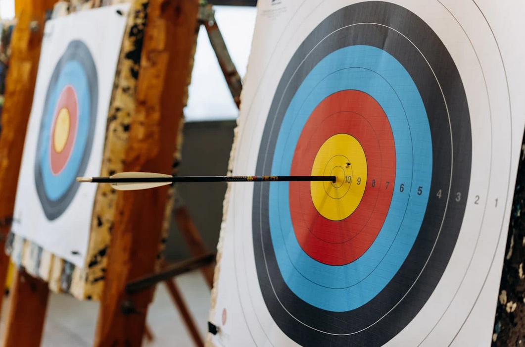 Bogenschießen Zielscheibe mit Pfeil eingeschossen